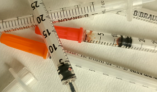 Hepatitida C se přenáší především kontaktem s infikovanou krví. Nejvyšší riziko představuje sdílení injekčního materiálu, nesterilní tetování a používání předmětů, které mohou přijít do styku s krví.