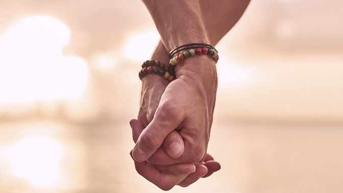 Příznaky HIV mohou zpočátku připomínat chřipku nebo se nemusí objevit vůbec. Pravidelné testování pomáhá odhalit infekci včas a zahájit léčbu dříve, než dojde k poškození imunity.