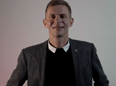 „Diagnózu HIV jsem kdysi vnímal jako konec. Dnes ji chápu jako začátek něčeho důležitého.“ Přečtěte si osobní příběh Petra Kally o coming outu, životě s HIV, stigmatizaci i síle otevřené komunikace.